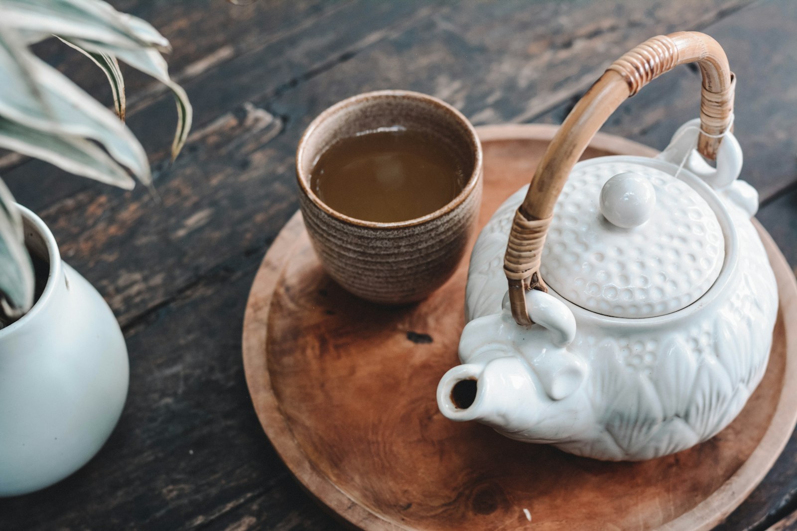 Bol de feuilles de thé blanc et infusion dorée